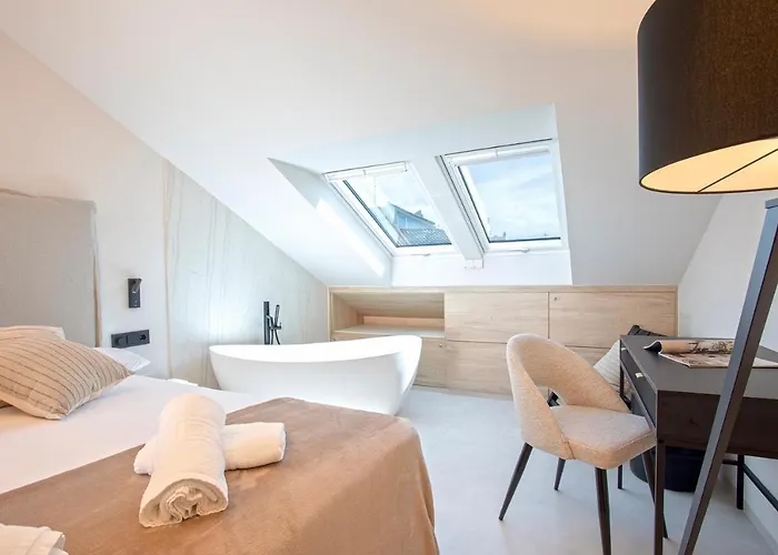 Magnificent Renovated 2Bd 2Bth Duplex With Terrace - City Centre